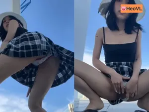 Người yêu dâm đi du lịch nhưng cũng không quên quay clip show của quý cho fans xem