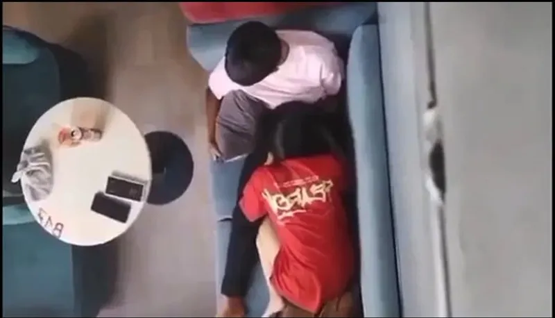 Quay lén tình nhân liếm mút cho ghệ nơi công cộng